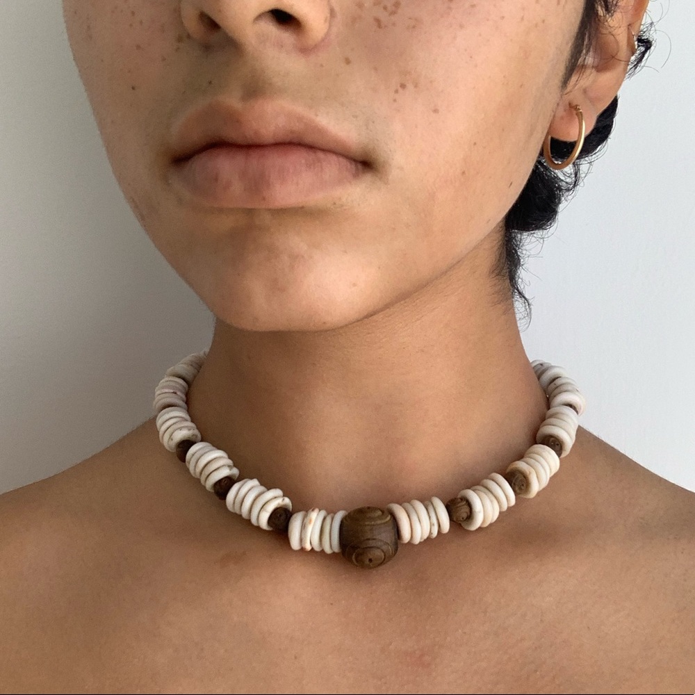 Shell and wooden beads necklace